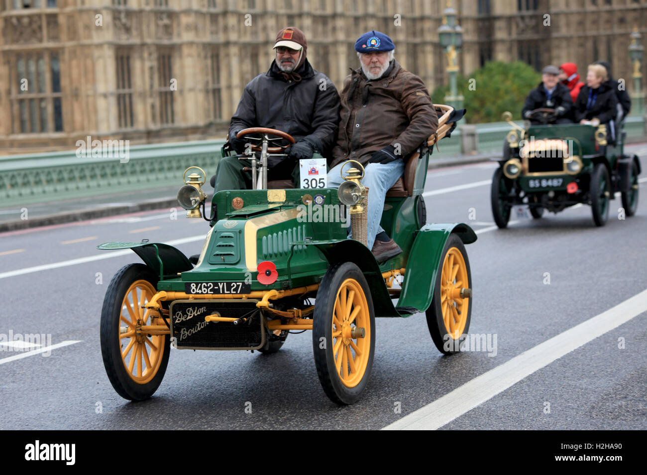 De Dion Bouton veterano coche (1904), cruza el puente Westminster durante el London to Brighton veteran car run, Londres, Reino Unido. Foto de stock