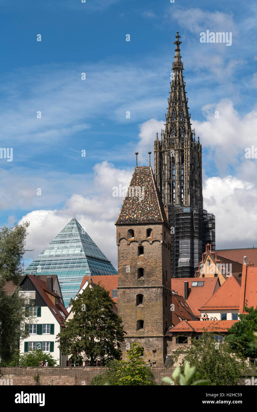 Metzgerturm o torre de carniceros con la pirámide de cristal de la biblioteca central y la catedral de Ulm, Ulm, Baden-Württemberg, Alemania, Foto de stock