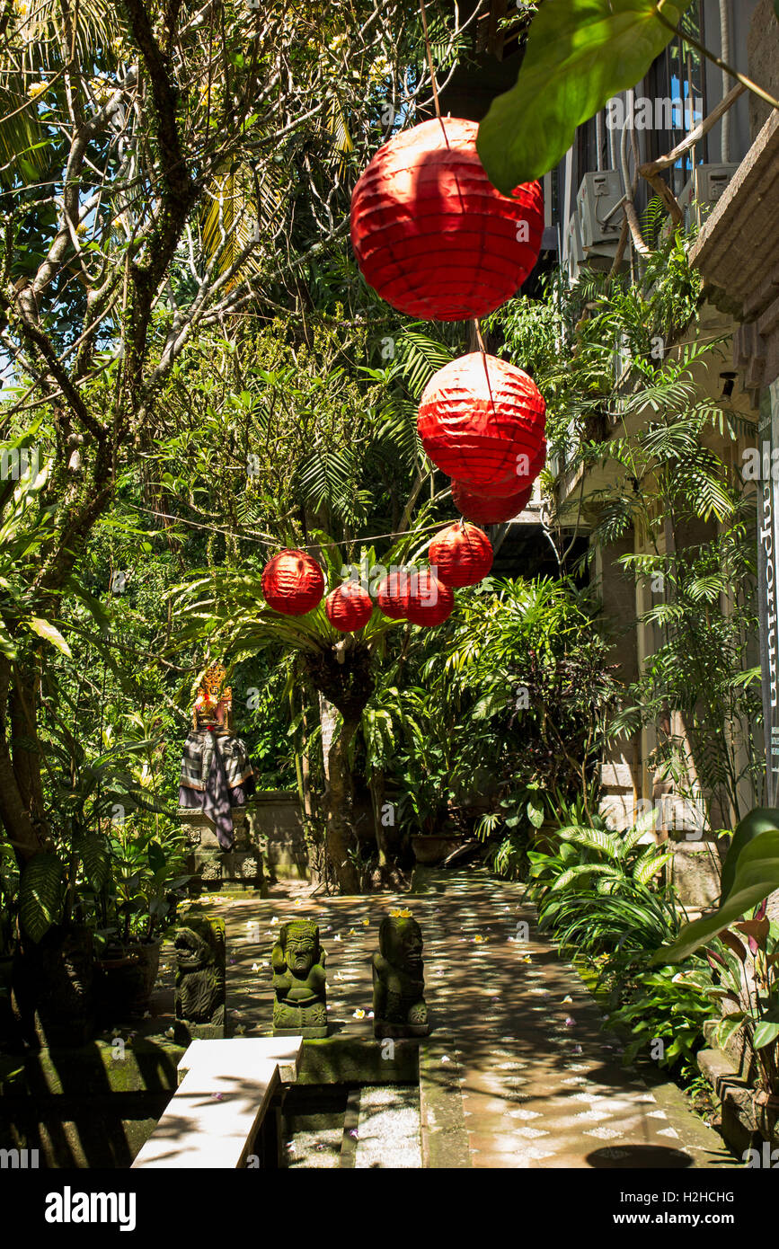 Indonesia, Bali, Ubud, Sayan, Taman Bebek resort, linterna roja para decorar Galangan festival Foto de stock