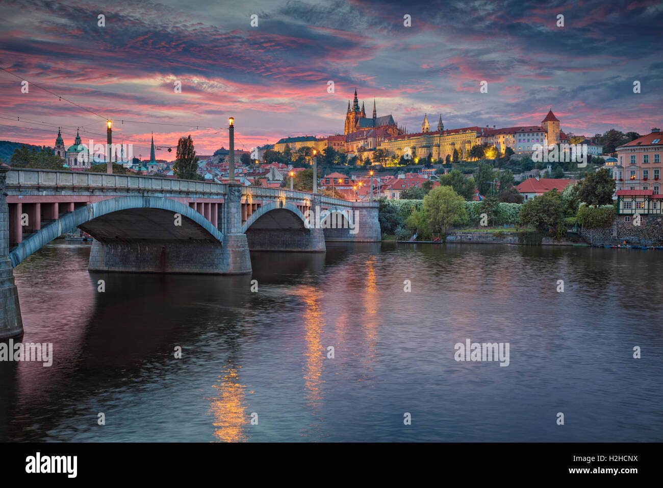 Praga al atardecer. Imagen de Praga, capital de la República Checa y el Puente Charles, durante la puesta de sol. Foto de stock