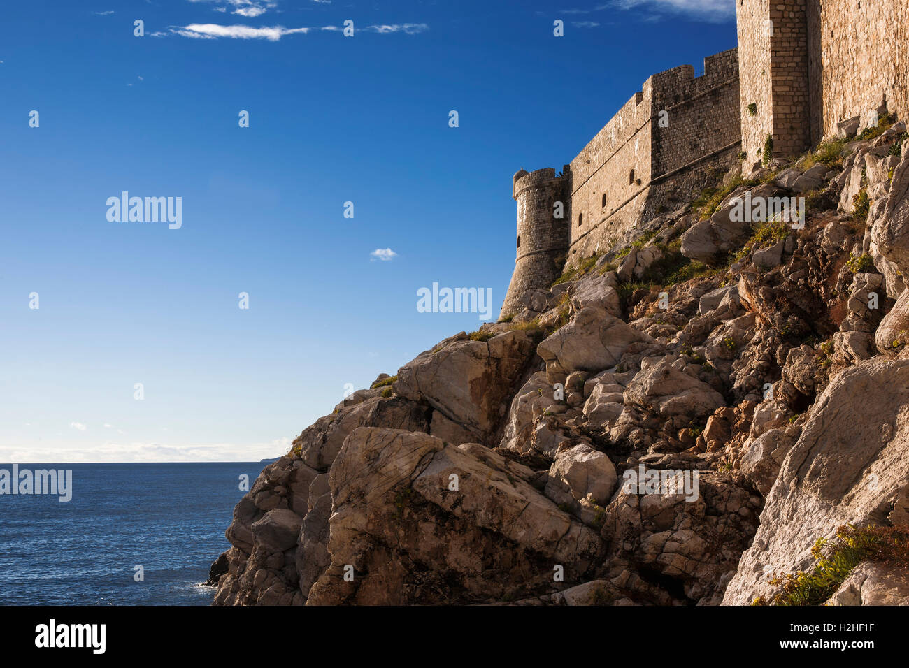 Sv Petar torre y murallas de la ciudad, Stari Grad, Dubrovnik, Croacia, desde la Buža 2 bar Foto de stock