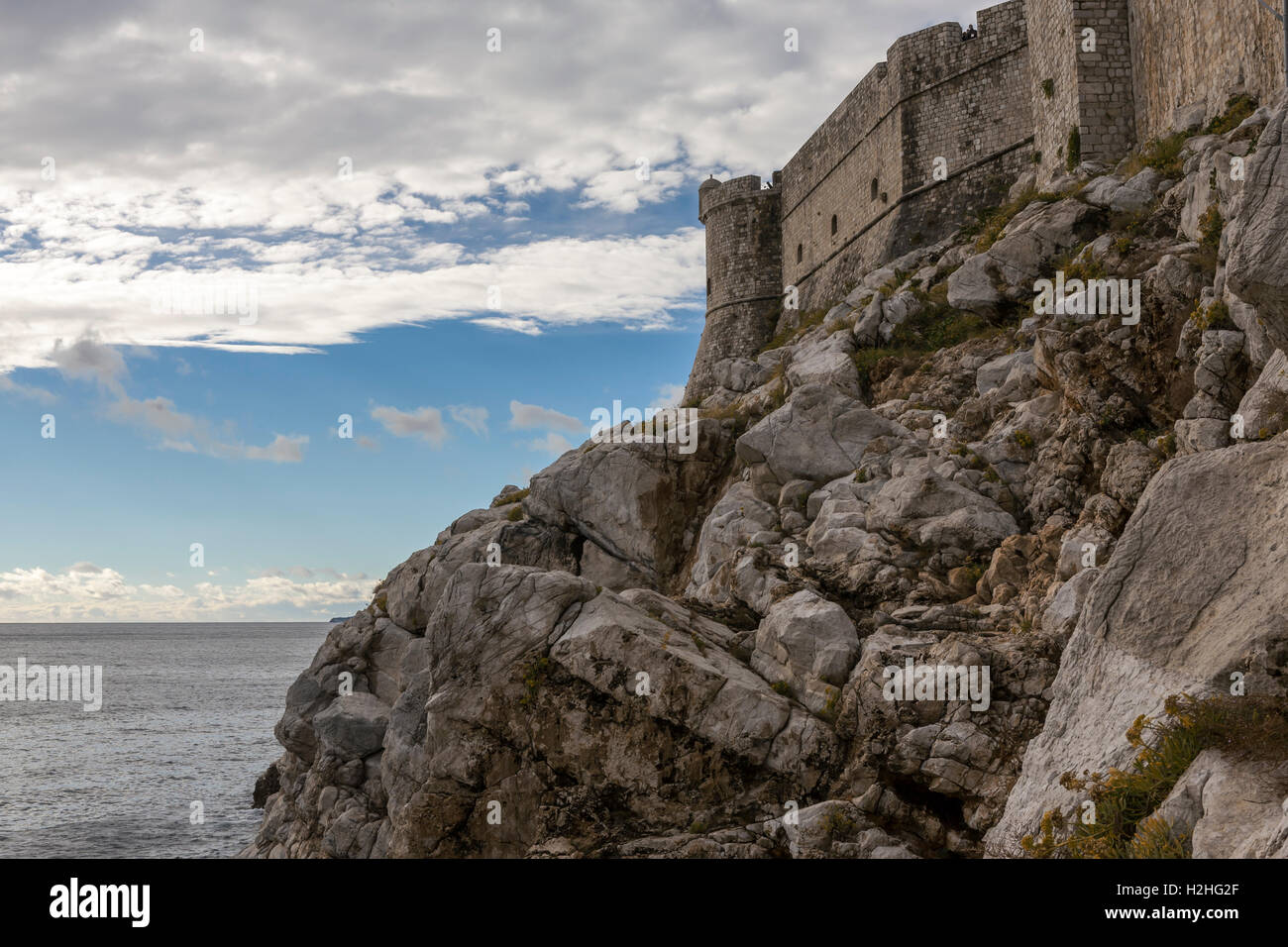 Sv Petar torre y murallas de la ciudad, Stari Grad, Dubrovnik, Croacia, de la buza 2 bar Foto de stock