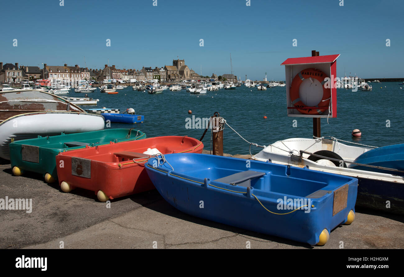 La comuna costera de Barfleur en Normandía, noroeste de Francia. Foto de stock