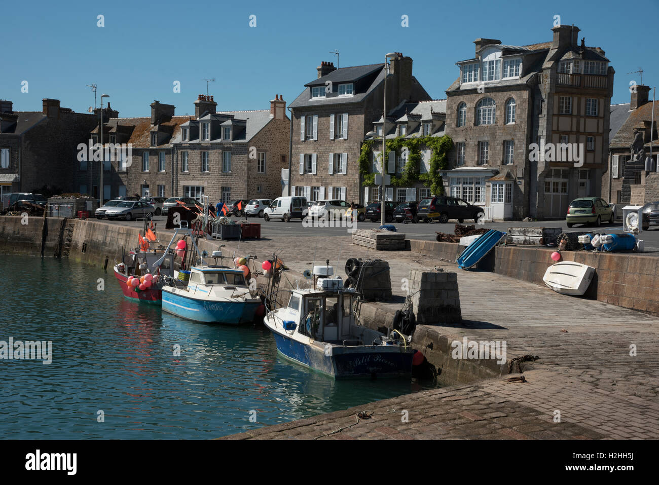La comuna costera de Barfleur en Normandía, noroeste de Francia. Foto de stock