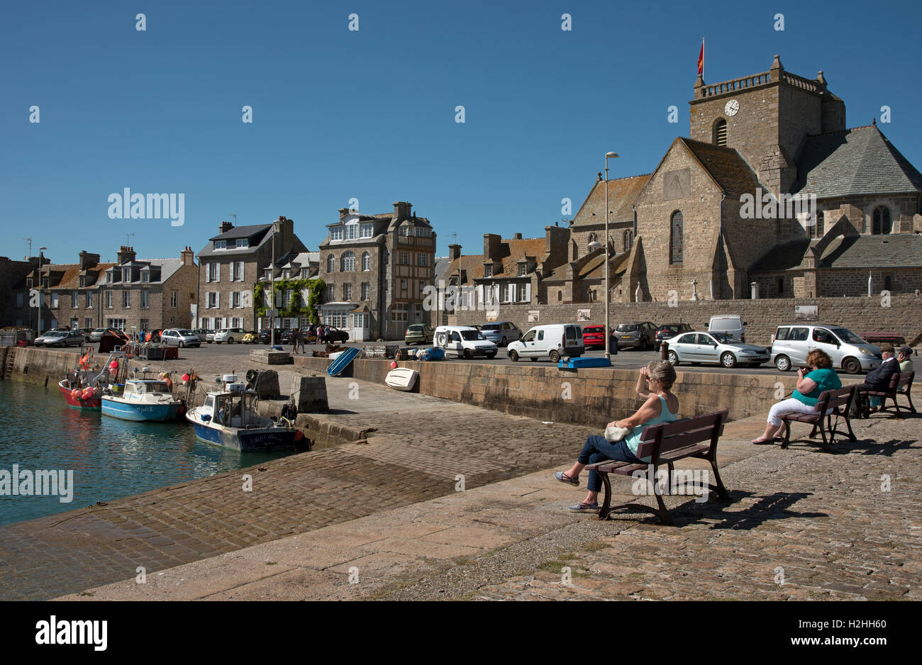 La comuna costera de Barfleur en Normandía, noroeste de Francia. Foto de stock