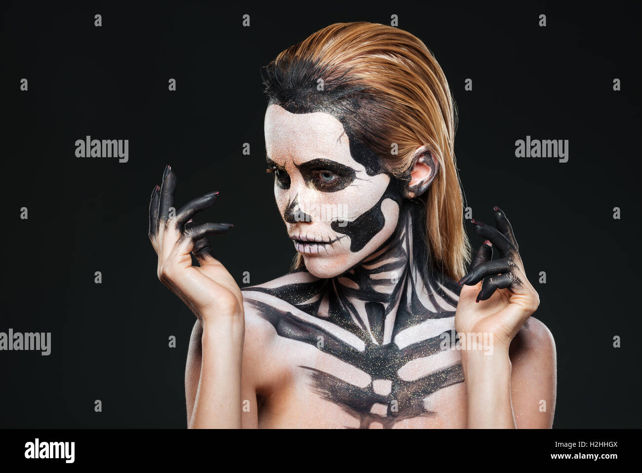 Retrato de chica con miedo halloween maquillaje sobre fondo negro Foto de stock