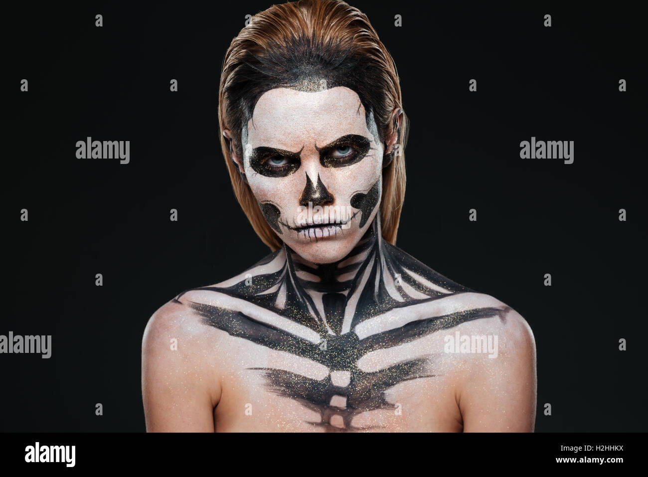 Joven enojado con el gótico Maquillaje de Halloween sobre fondo negro  Fotografía de stock - Alamy