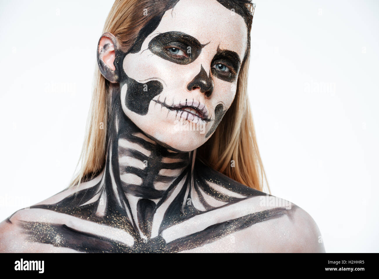 Primer plano de una mujer con esqueleto de halloween maquillaje sobre fondo  blanco Fotografía de stock - Alamy