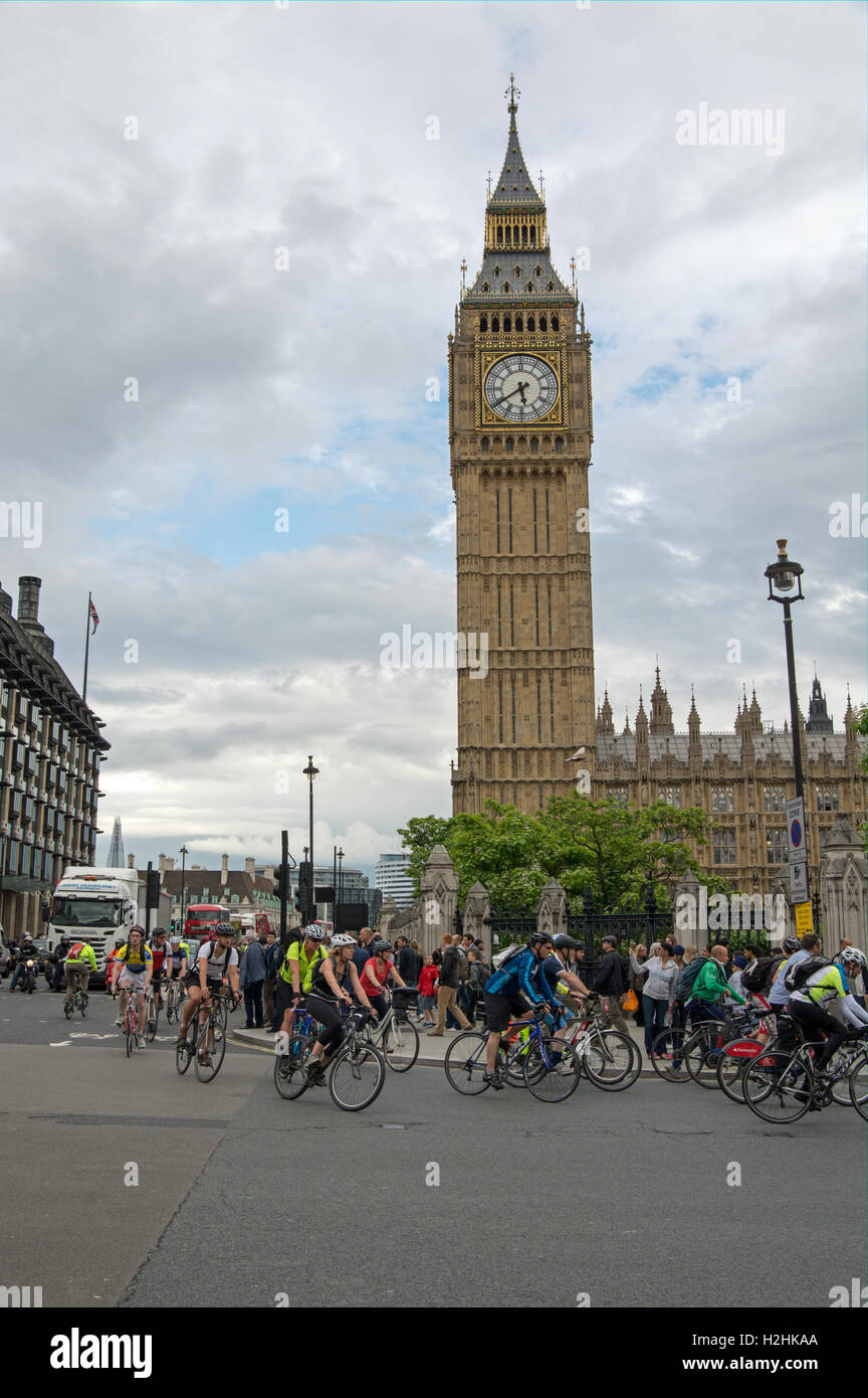 Ciclista cabeza para casa entrando en la plaza del parlamento de Westminster Bridge. Foto de stock