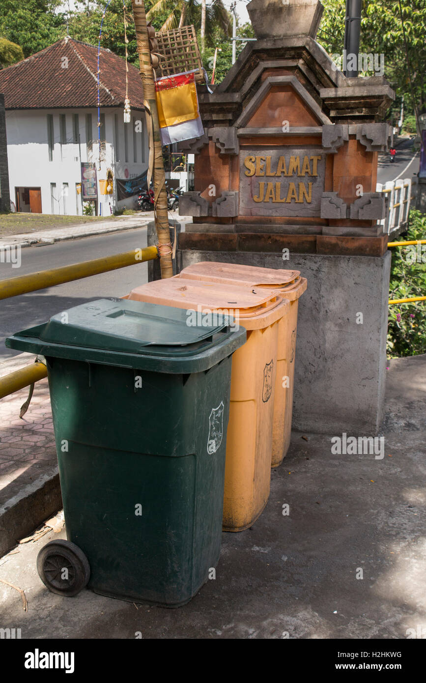 Indonesia, Bali, Ubud, Mas, eliminación de residuos, caballito papeleras en la aldea de signo final Foto de stock