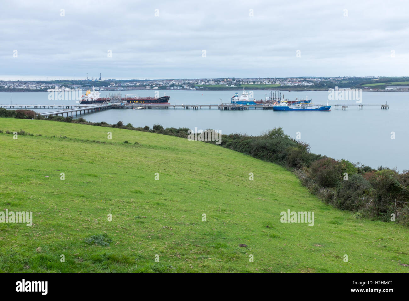 Los petroleros que atracó en Milford Haven, Pembrokeshire (Gales) Foto de stock
