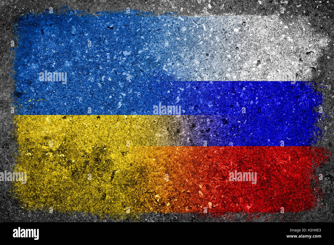 Banderas de Rusia y Ucrania se fusionaron y pintada en un muro de hormigón. Foto de stock