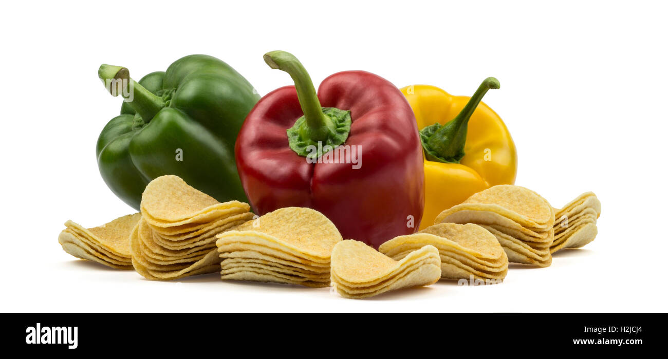 Patatas fritas con pimientos aislado sobre fondo blanco. Trazado de