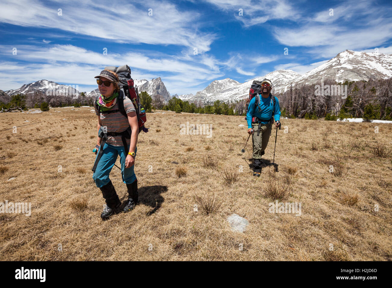 Dos personas acampar en las montañas de Wind River de Wyoming, dirigiéndose hacia el templo de paso/Templo pico Foto de stock