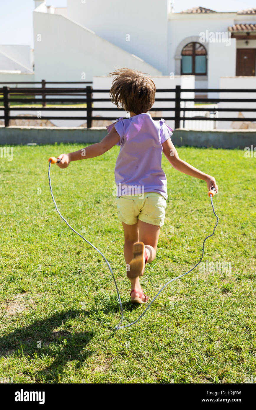 Young girl skipping rope child fotografías e imágenes de alta resolución -  Alamy