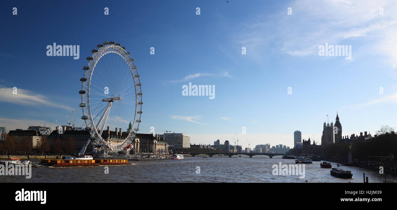 Escena del río Támesis desde el Golden Jubilee Bridge mostrando el London Eye y el Parlamento Foto de stock