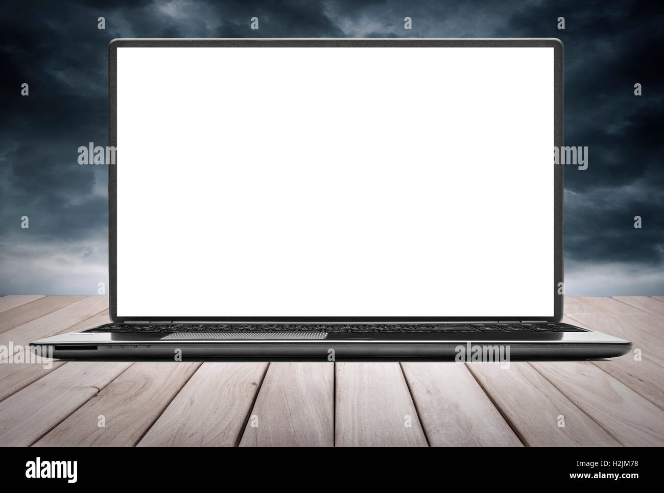 Una plataforma de madera y un portátil con una pantalla de color blanco puro Fotografía stock - Alamy