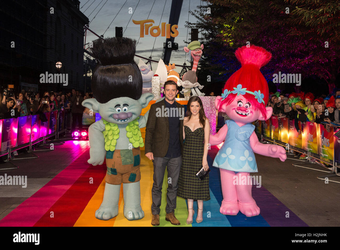 Londres, Reino Unido. 29 de septiembre de 2016. Justin Timberlake y Anna  Kendrick con personajes de la película. Anna Kendrick y Justin Timberlake,  lanzar la película Trolls y encienden el London Eye