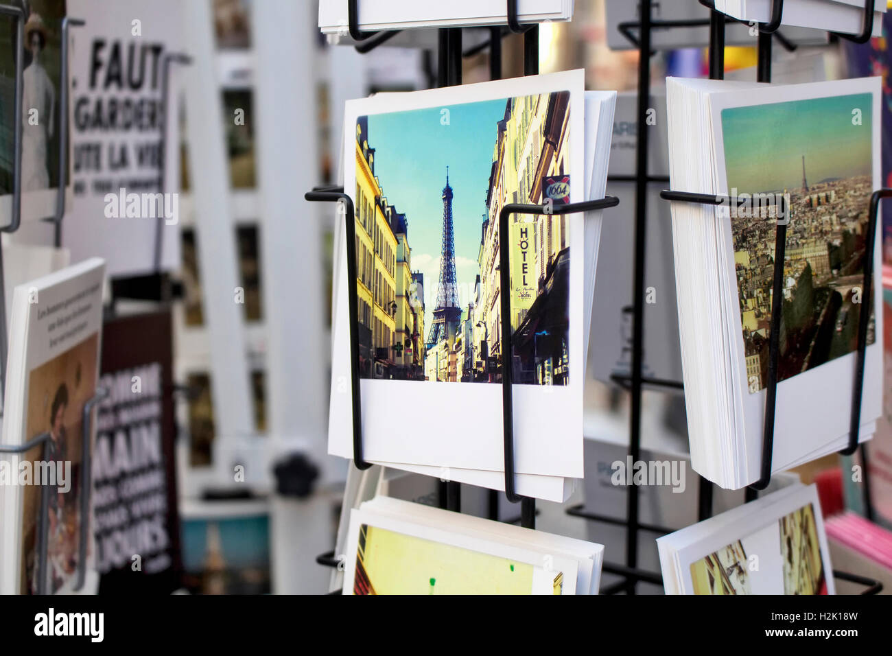 Vista de cerca de las postales francesas sobre bastidores sobre la torre Eiffel en la rue Montorgueil de París. Foto de stock
