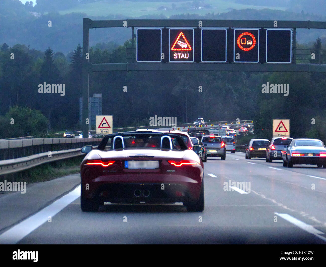 Europa Alemania Deutsche alemán Autobahn Rush Hour Embotellamiento firmar Foto de stock