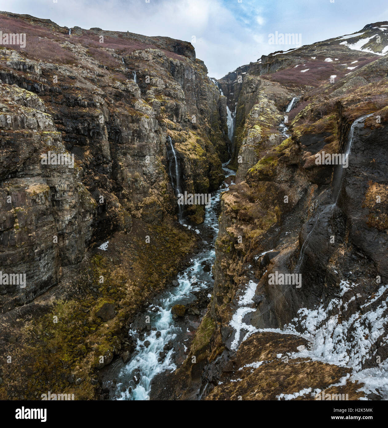 Cañón de Glymur, 196 metros de alto, la cascada Hvalfjarðarsveit, región occidental, Islandia Foto de stock