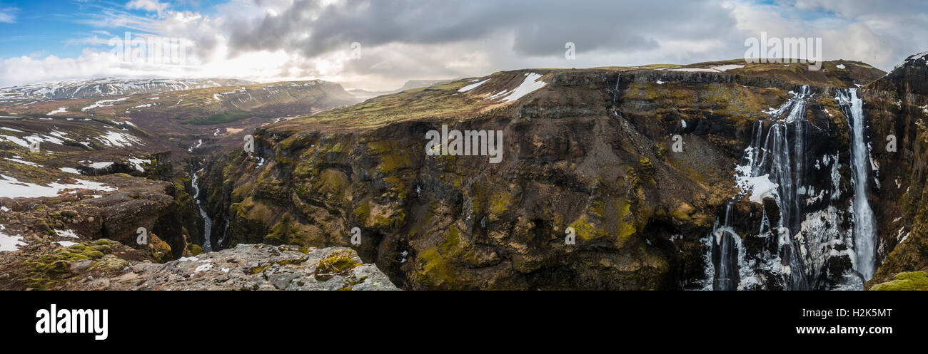 Cañón de Glymur, 196 metros de alto, la cascada Hvalfjarðarsveit, región occidental, Islandia Foto de stock
