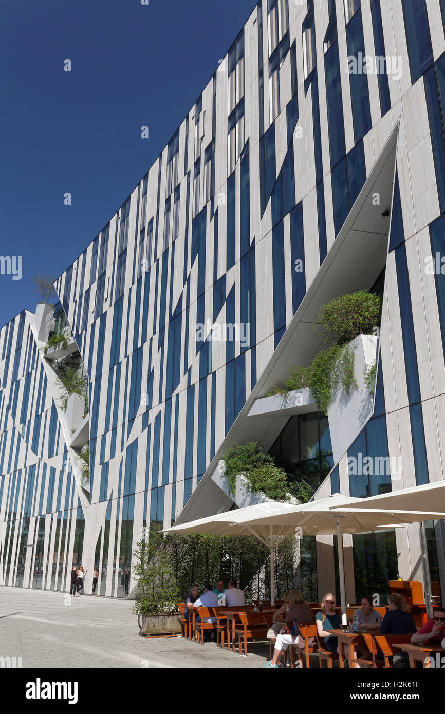 Fachada con fábricas, oficinas, edificio comercial en el Kö-Bogen, arquitecto Daniel Liebeskind, Düsseldorf, Renania Foto de stock