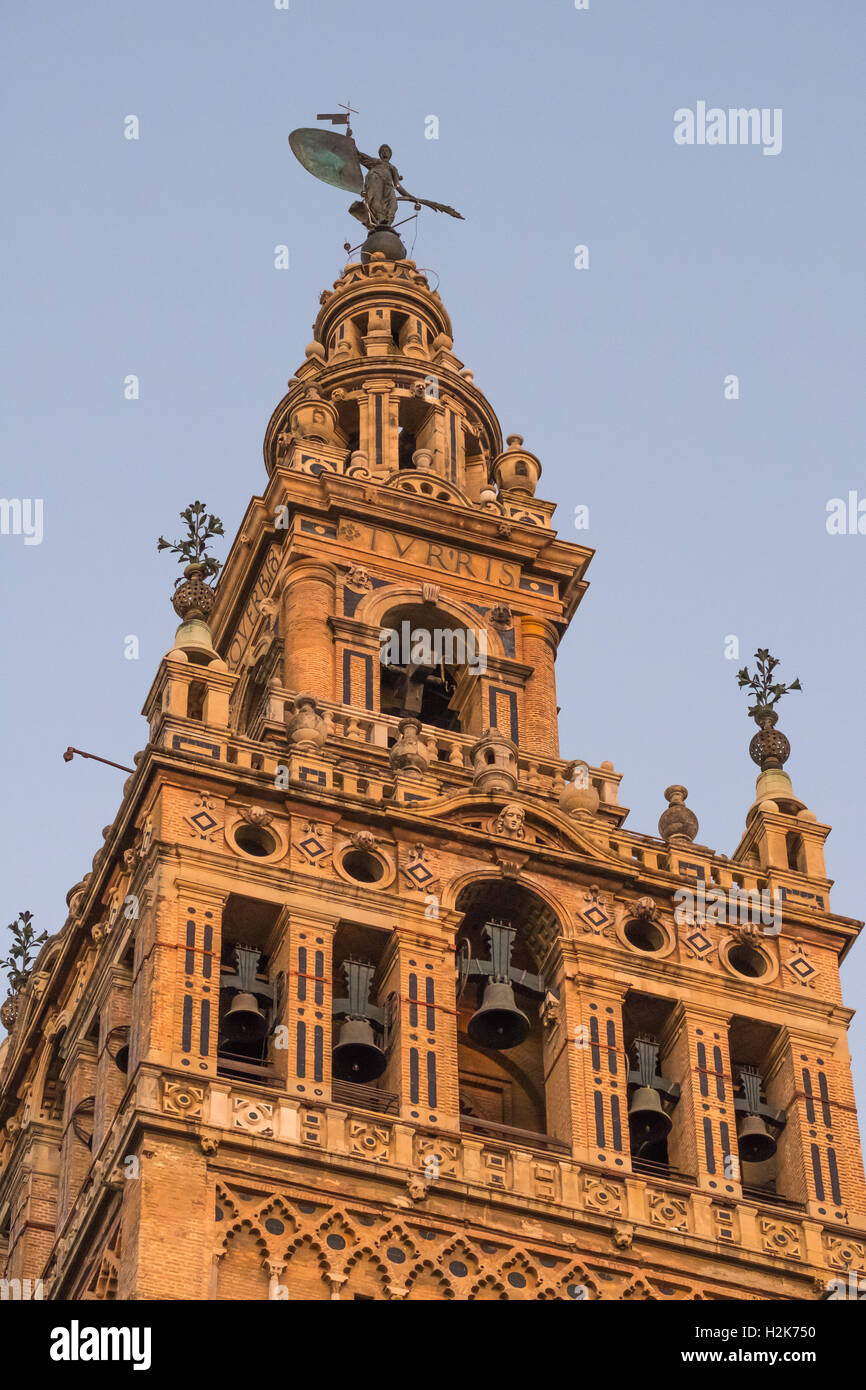 Bell, la torre de la Catedral, La Giralda, Sevilla, España. Foto de stock