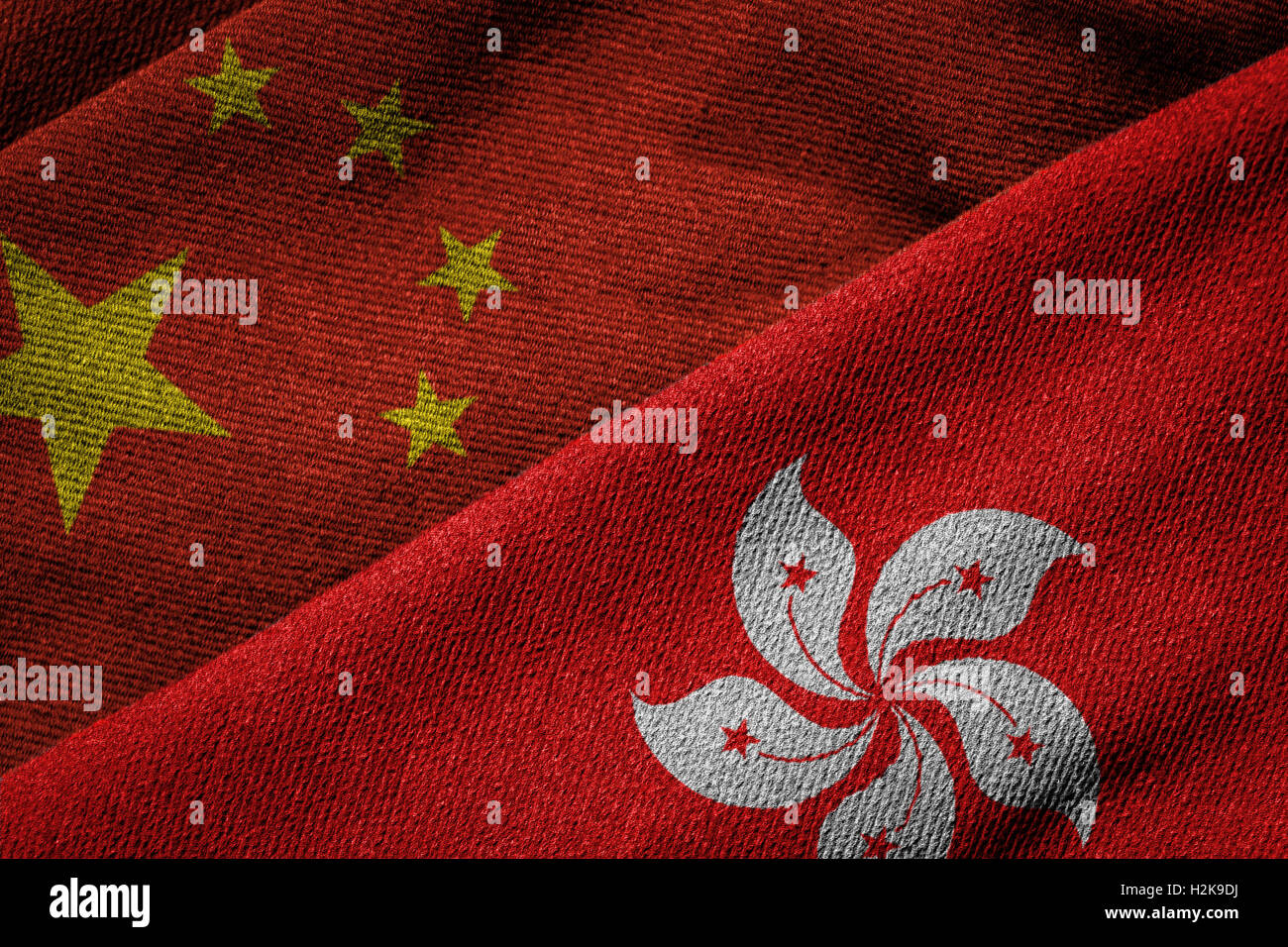 Representación 3D de las banderas de China y Hong Kong en tejido de textura. Hong Kong es una Región Administrativa Especial de China. Foto de stock
