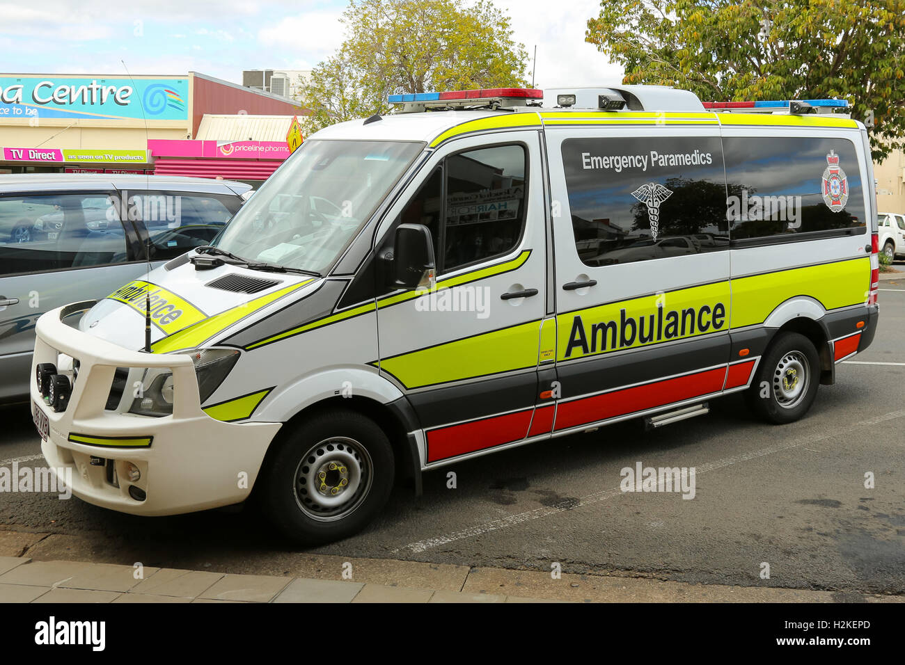 Estacionado en ambulancia australiano Mareeba ciudad mainstreet Foto de stock