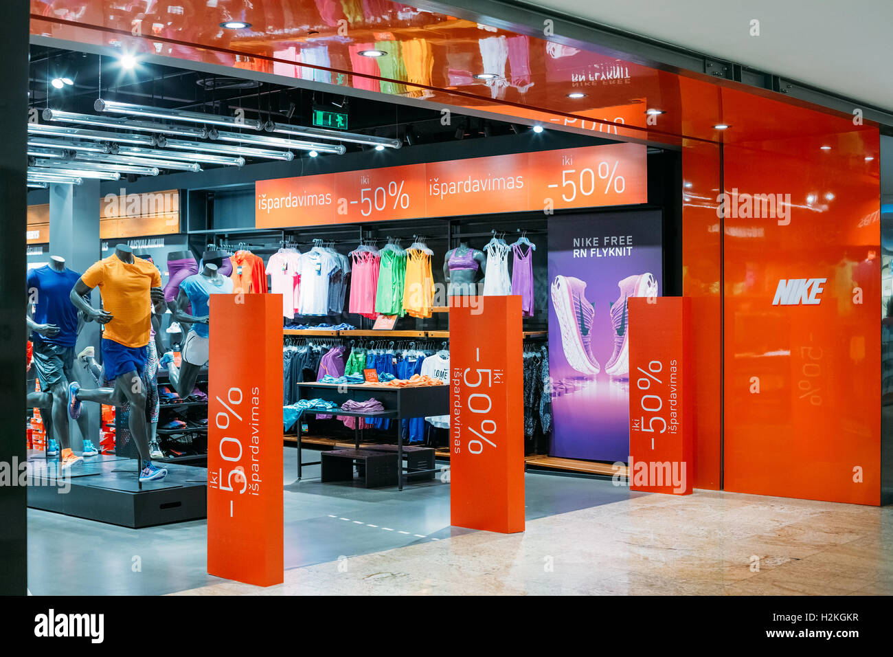 Vilna, Lituania - Julio 08, 2016: La entrada a la tienda de Nike en el centro comercial Acrópolis en período de y ventas Fotografía de - Alamy