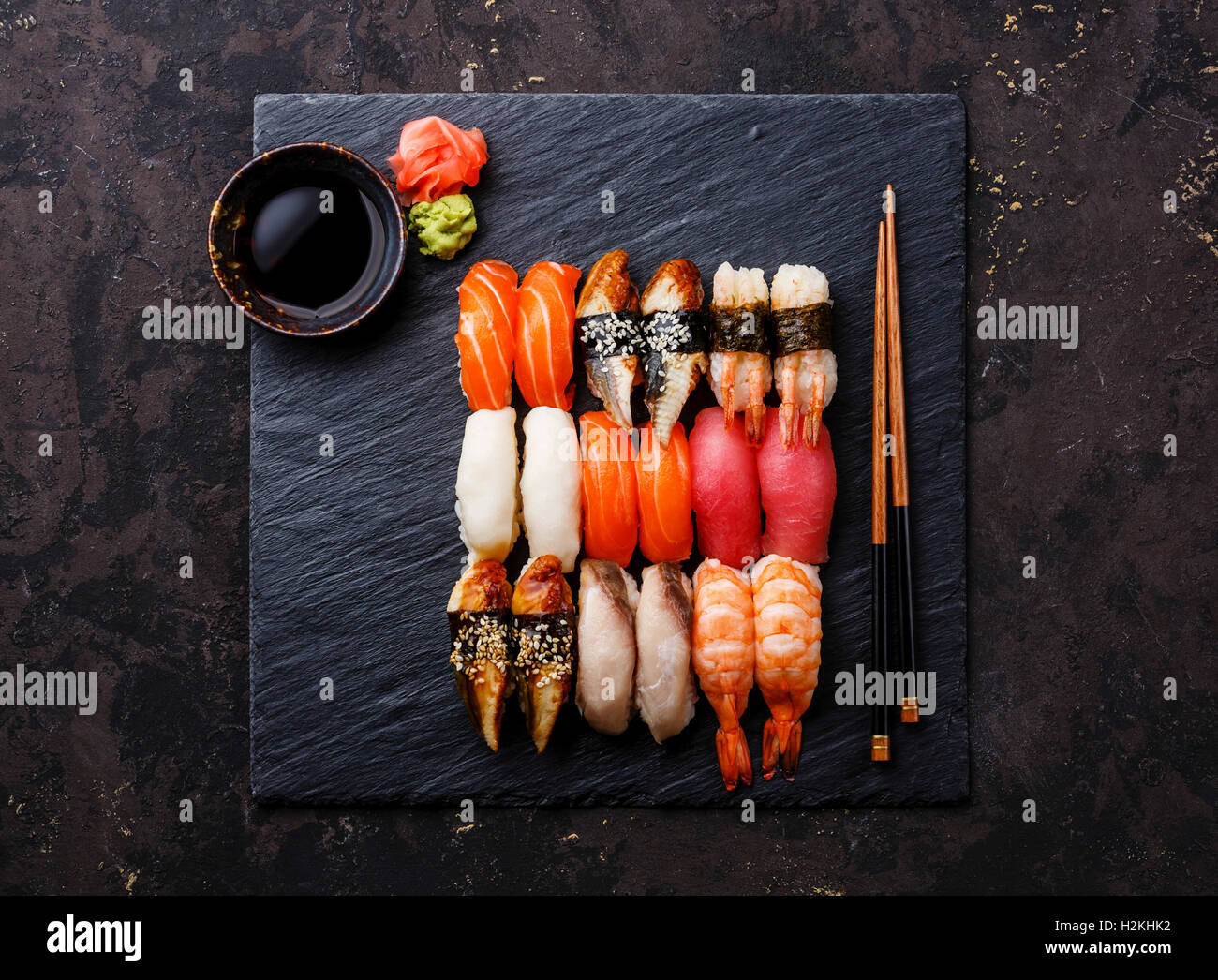 Nigiri Sushi Conjunto sobre piedra negra placa placa de pizarra Foto de stock