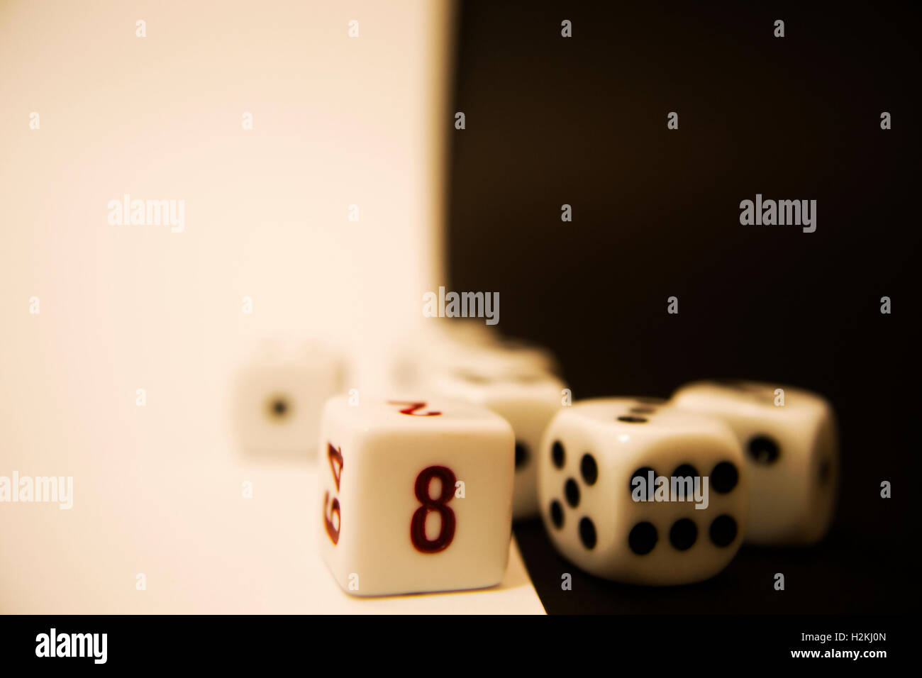 Gambling dados sobre fondo blanco y negro Foto de stock