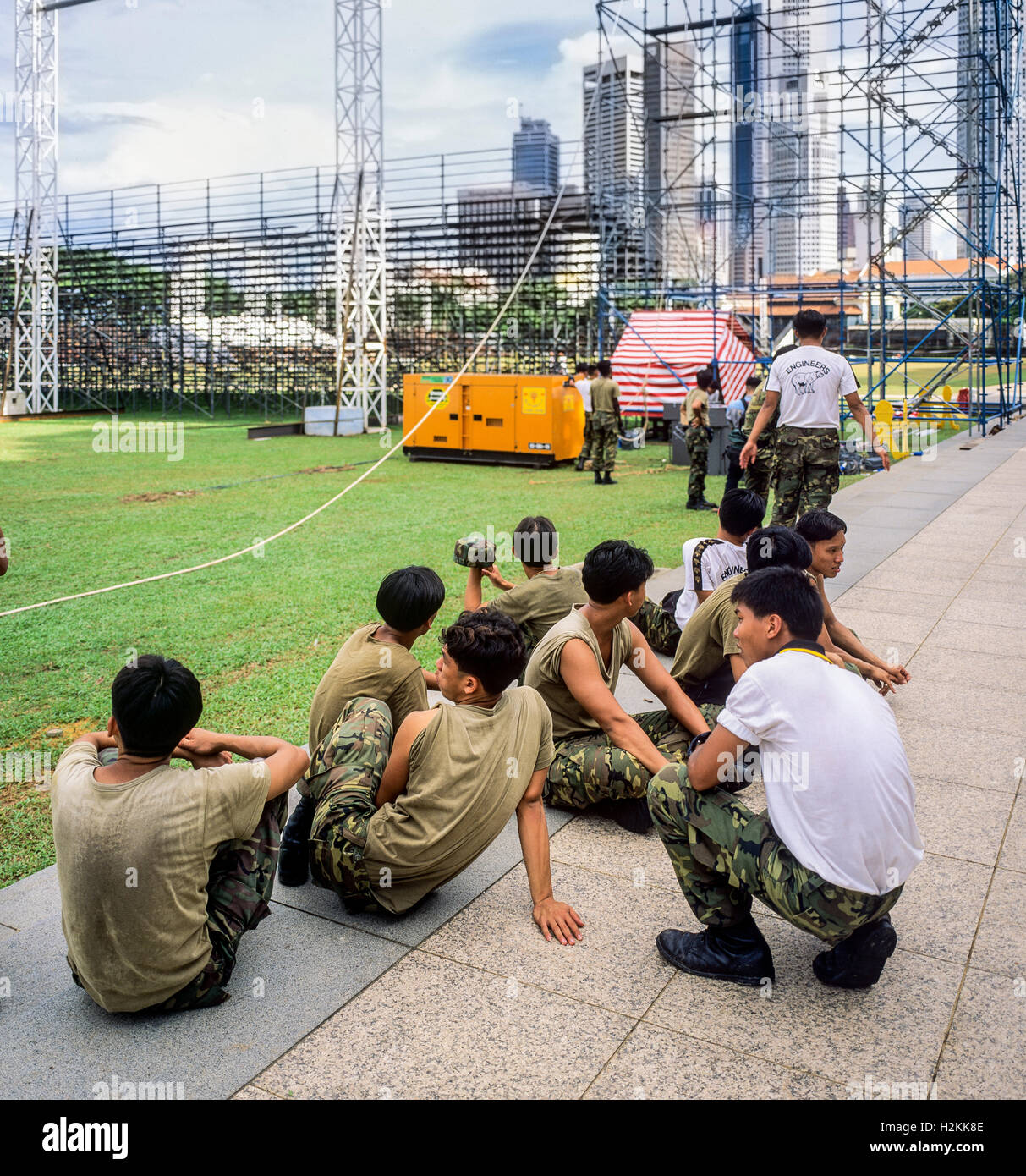 Soldados del ejército tras una pausa, Padang tierra, Singapur Foto de stock