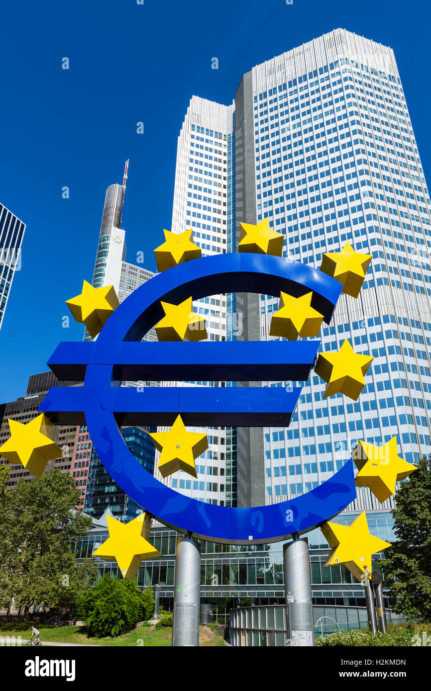 El símbolo del euro delante de la Eurotower, Willy-Brandt-Platz, el distrito financiero de Frankfurt, Hesse, Alemania Foto de stock