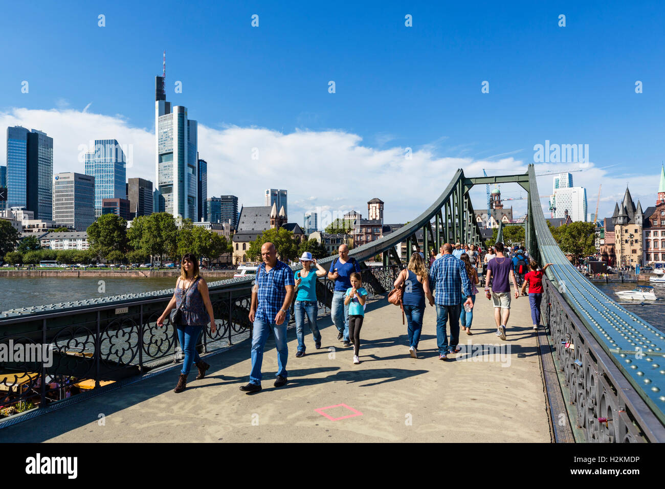 Ciudad de Frankfurt. El Eiserner Steg sobre el río Main, mirando hacia el distrito financiero, Frankfurt, Hesse, Alemania Foto de stock