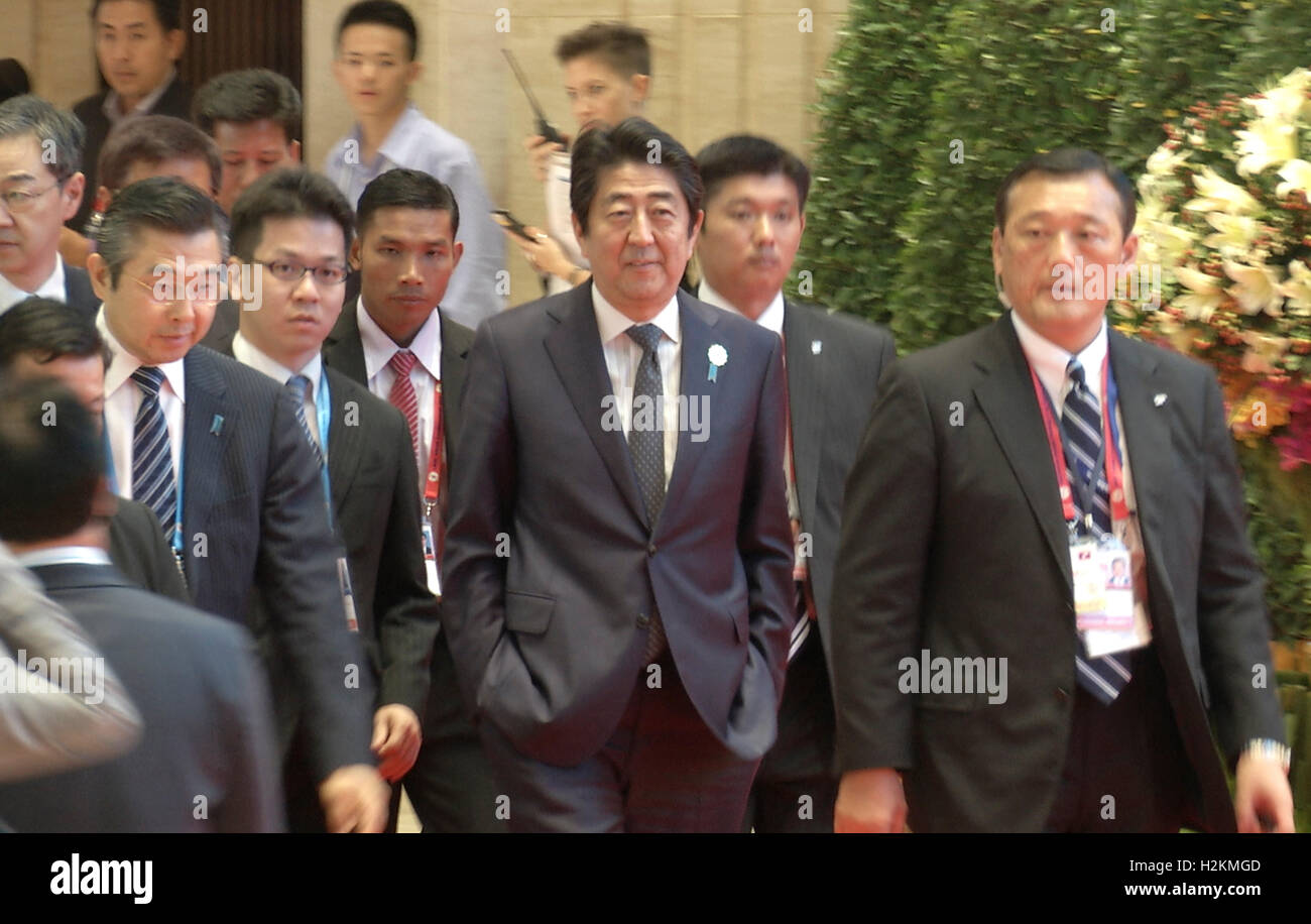 Shinzō Abe, el Primer Ministro del Japón camina a una reunión en la Asociación de Naciones del Asia Sudoriental (ASEAN) cumbre la capital de Laos Vientiane. Foto de stock