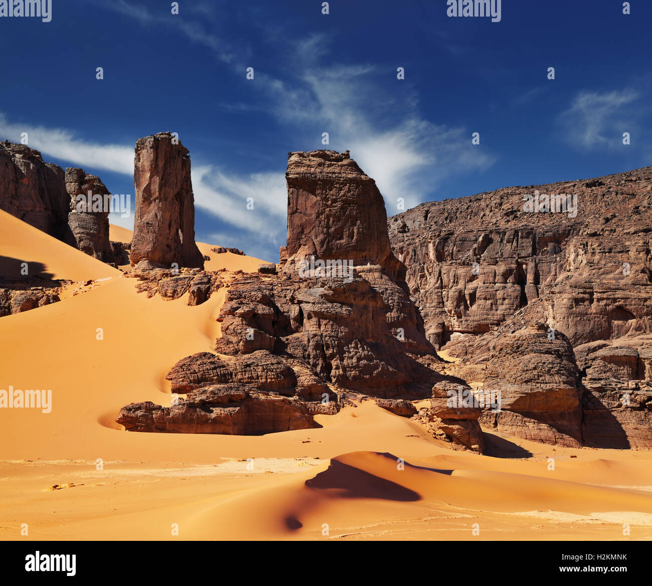 Dunas de arena y rocas, el desierto del Sahara, Argelia Foto de stock