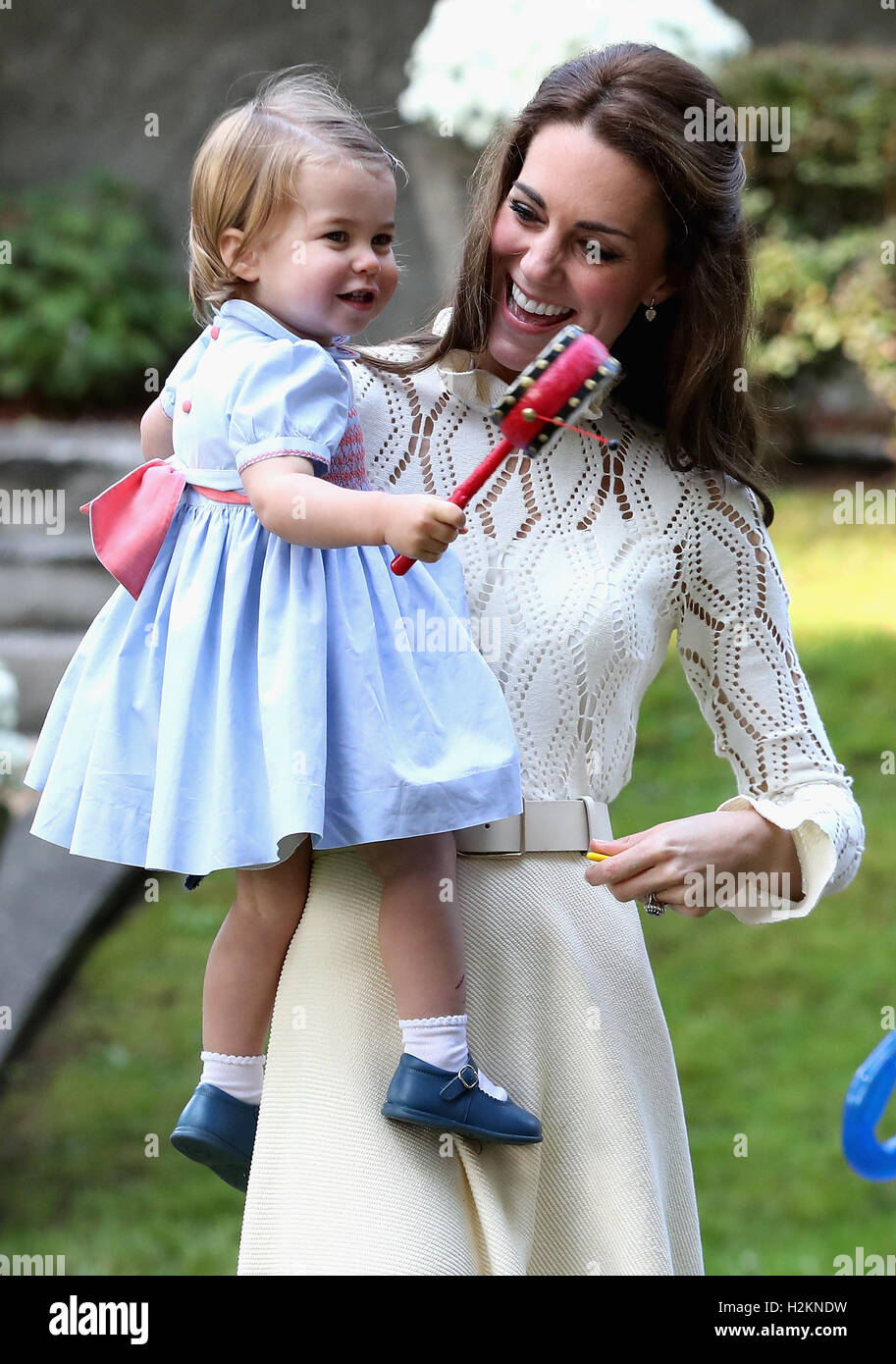 La duquesa de Cambridge con su hija la Princesa Charlotte en una fiesta infantil, para familias de militares en la Casa de Gobierno en Victoria durante el recorrido real de Canadá. Foto de stock
