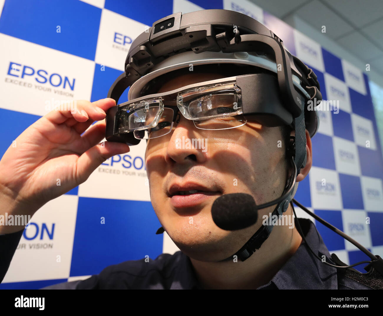 Tokio, Japón. 29 Sep, 2016. Fabricante de electrónica japonesa Epson  empleado muestra la empresa nuevas gafas inteligentes para uso comercial  'Movirio Pro BT-2200' en la sede de la compañía en Tokio el
