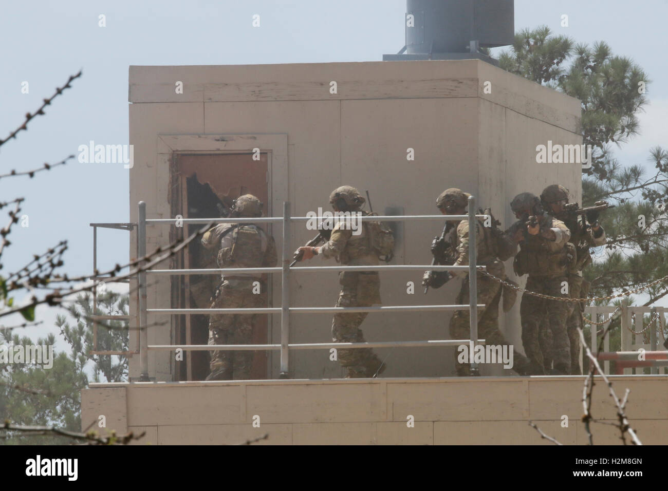 Comandos de las fuerzas especiales de EE.UU. un ataque quirúrgico operación durante un entrenamiento con fuego vivo en la Conferencia de orientación capacidad civil conjunta ejercicio el 17 de agosto de 2016 en Fort Bragg, Carolina del Norte. Foto de stock