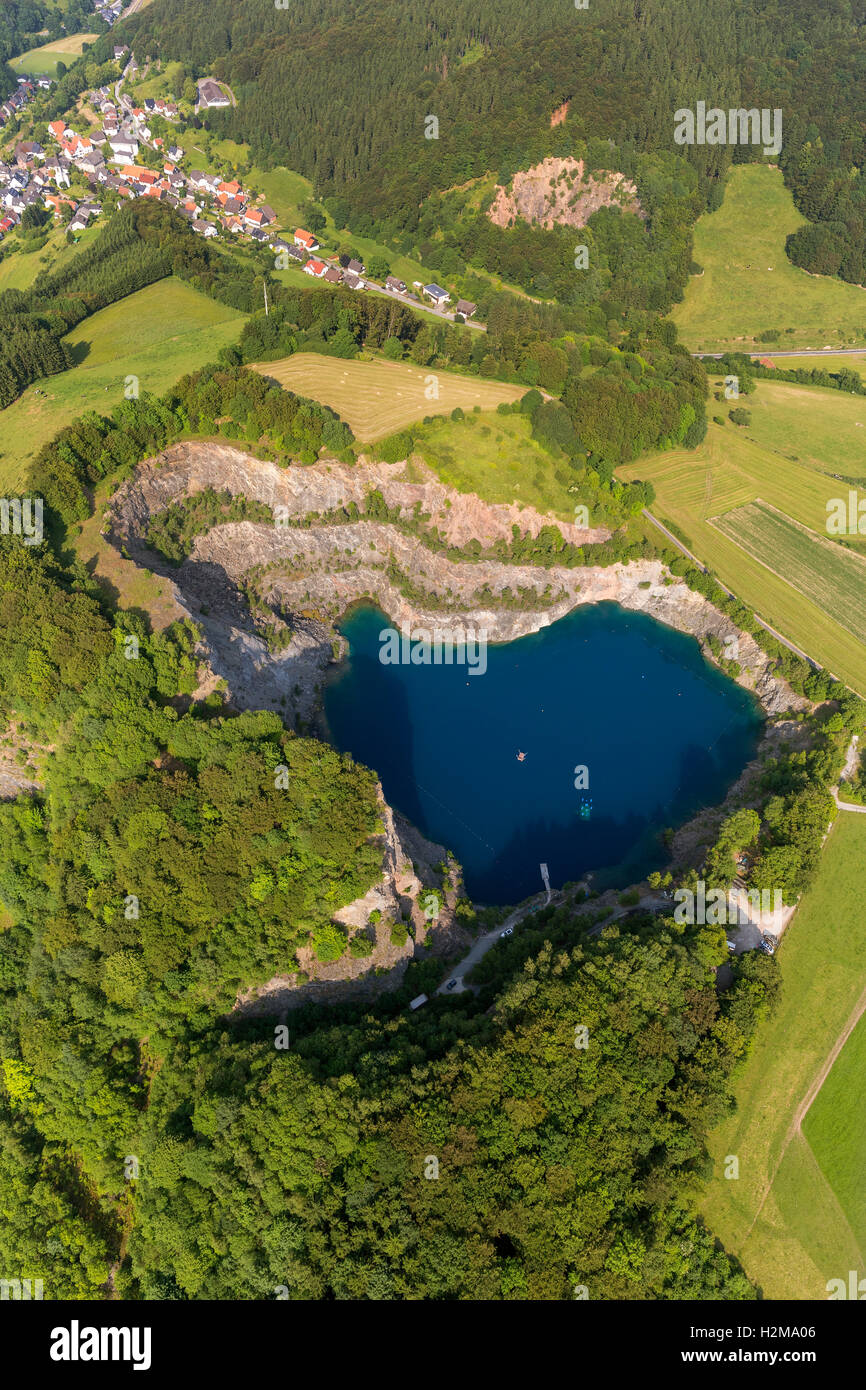 Vista aérea, la cantera, Blue Mountain Lake en Messinghausen, buceo lago, paraíso del buceo, vista aérea de Ferrieres, Sauerland, Foto de stock