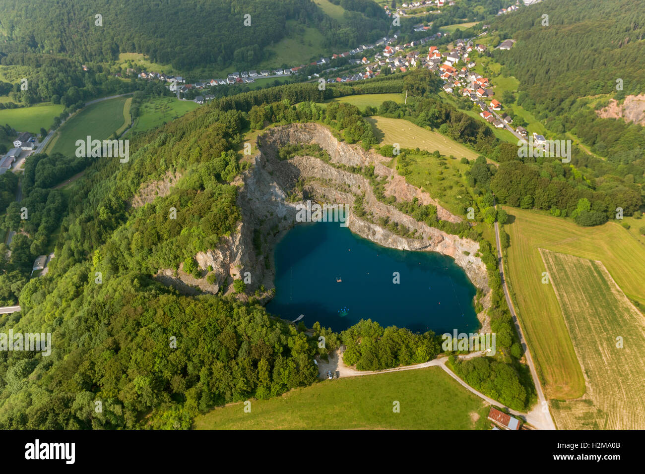 Vista aérea, la cantera, Blue Mountain Lake en Messinghausen, buceo lago, paraíso del buceo, vista aérea de Ferrieres, Sauerland, Foto de stock