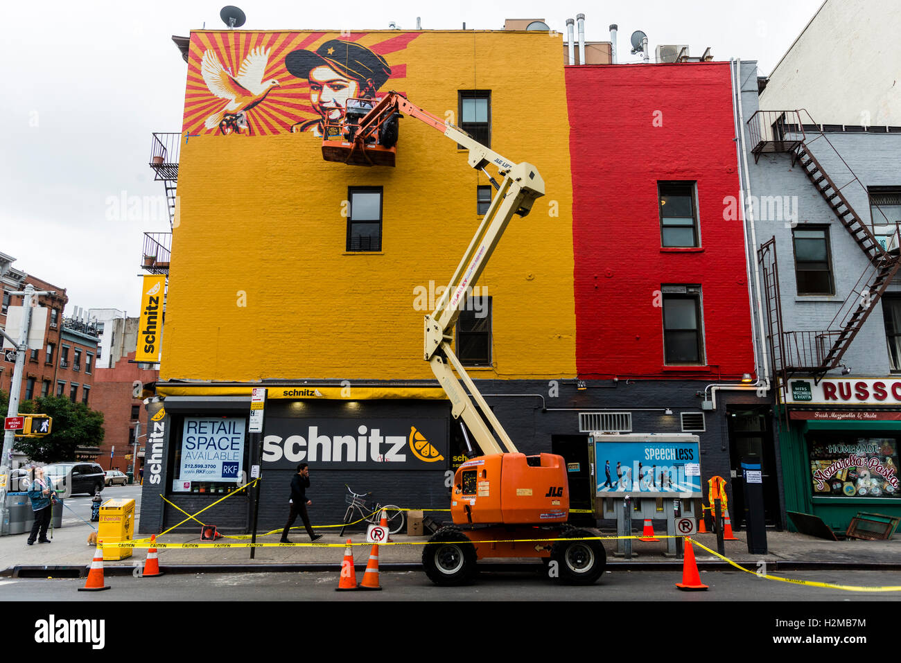Nueva York, NY el 28 de septiembre de 2016 Shepard Fairey mural sube en la pared de un edificio en la Ciudad de Nueva York, el East Village. Titulado Viva La Revolucion" la pintura características Fairey's hija mayor fue creado originalmente en 2008. ©Stacy Walsh Rosenstock Foto de stock