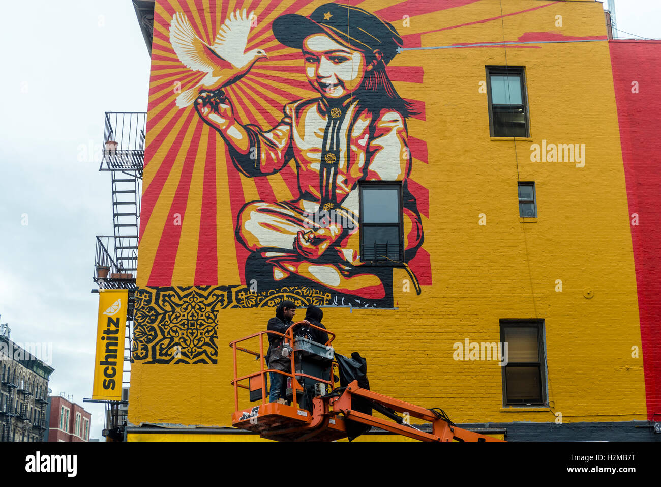 Nueva York, NY el 29 de septiembre de 2016 Shepard Fairey mural sube en la pared de un edificio en la Ciudad de Nueva York, el East Village. Titulado Viva La Revolucion" la pintura características Fairey's hija mayor fue creado originalmente en 2008. ©Stacy Walsh Rosenstock Foto de stock