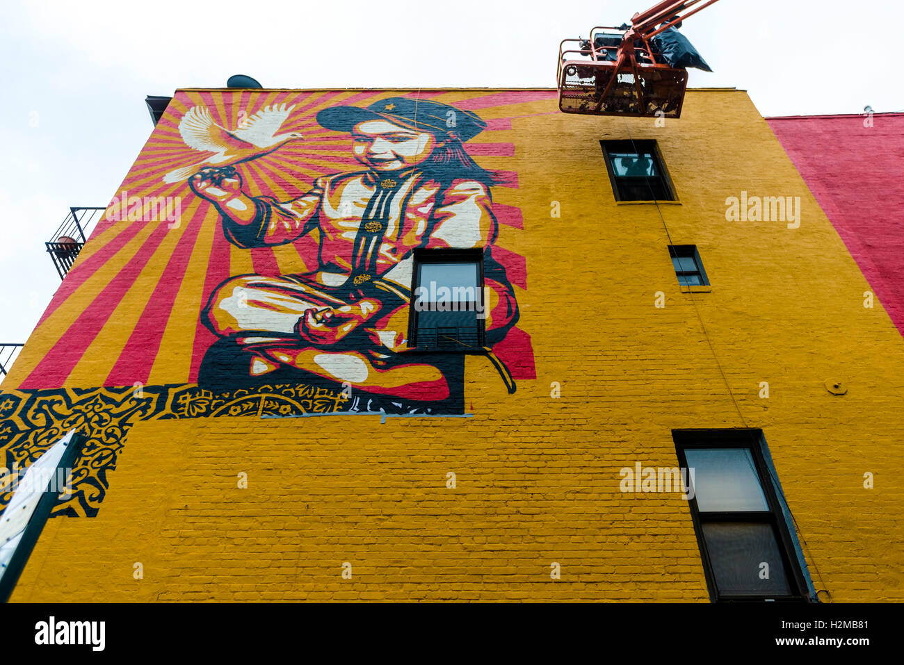 Nueva York, NY el 29 de septiembre de 2016 Shepard Fairey mural sube en la pared de un edificio en la Ciudad de Nueva York, el East Village. Titulado Viva La Revolucion" la pintura características Fairey's hija mayor fue creado originalmente en 2008. ©Stacy Walsh Rosenstock Foto de stock