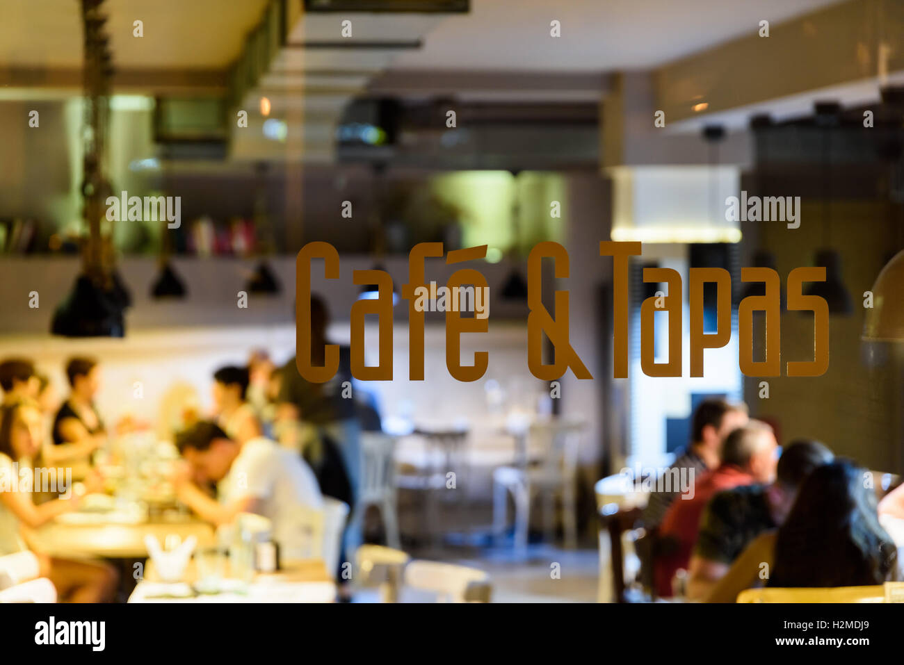 Cafetería y restaurante de tapas firmar con gente borrosa Antecedentes Foto de stock