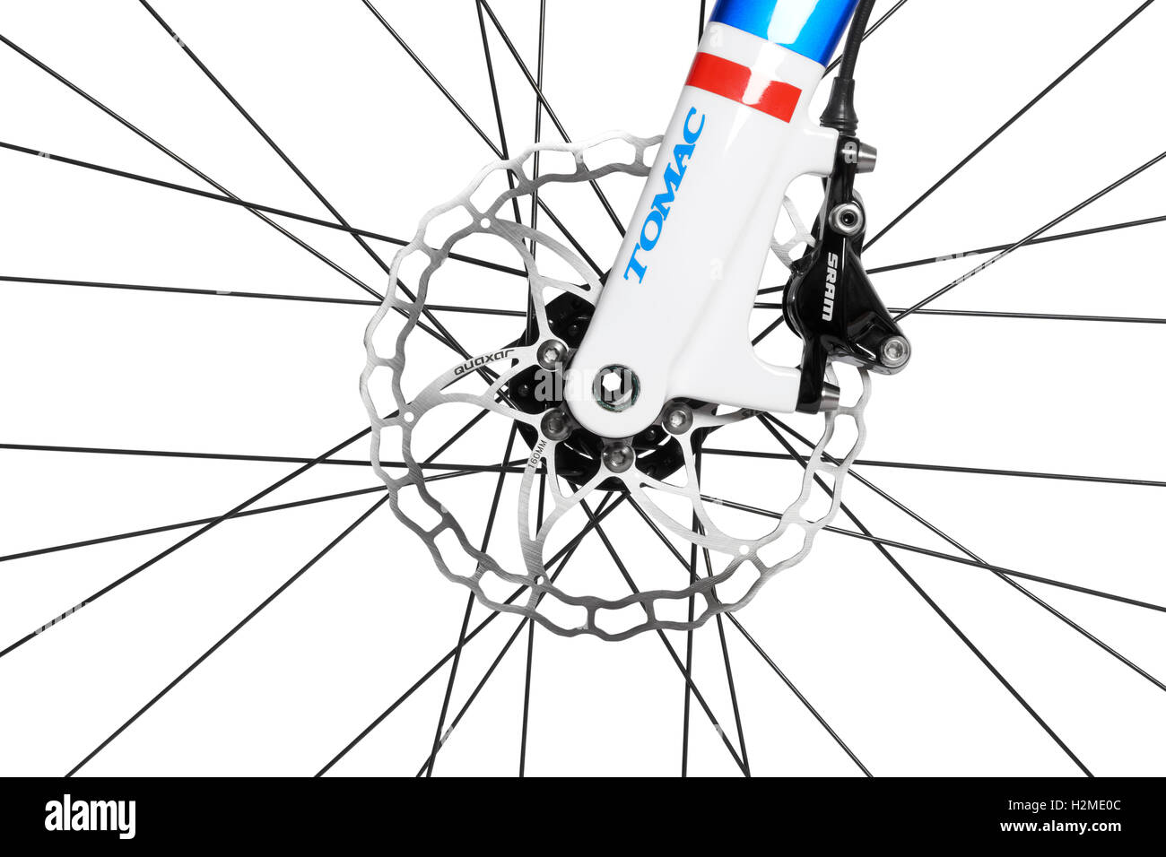 Bicicleta de frenos de disco hidráulicos delanteros y la mordaza sobre  fondo blanco Fotografía de stock - Alamy