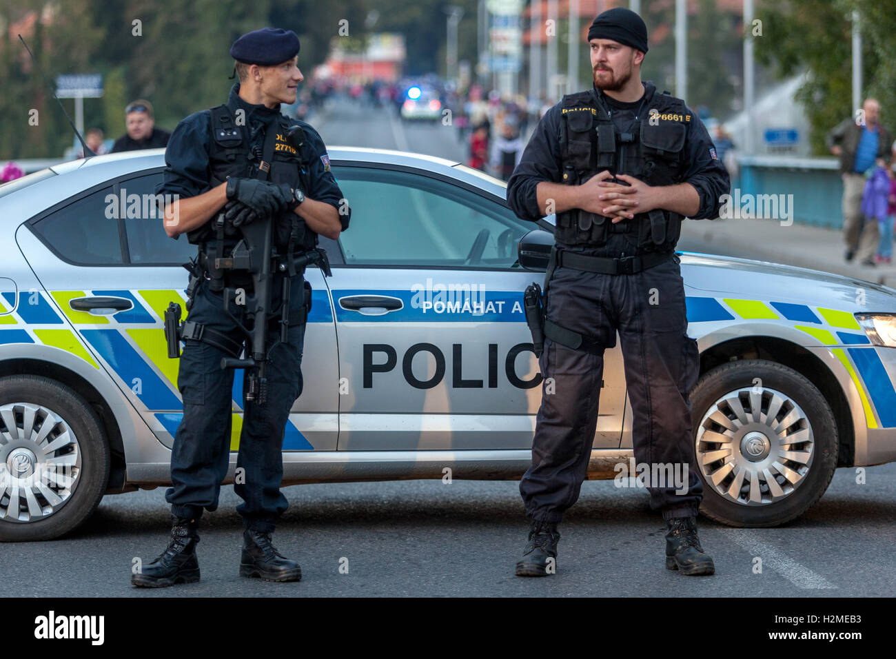 Policías uniformados de la policía checa, coche, República Checa Foto de stock