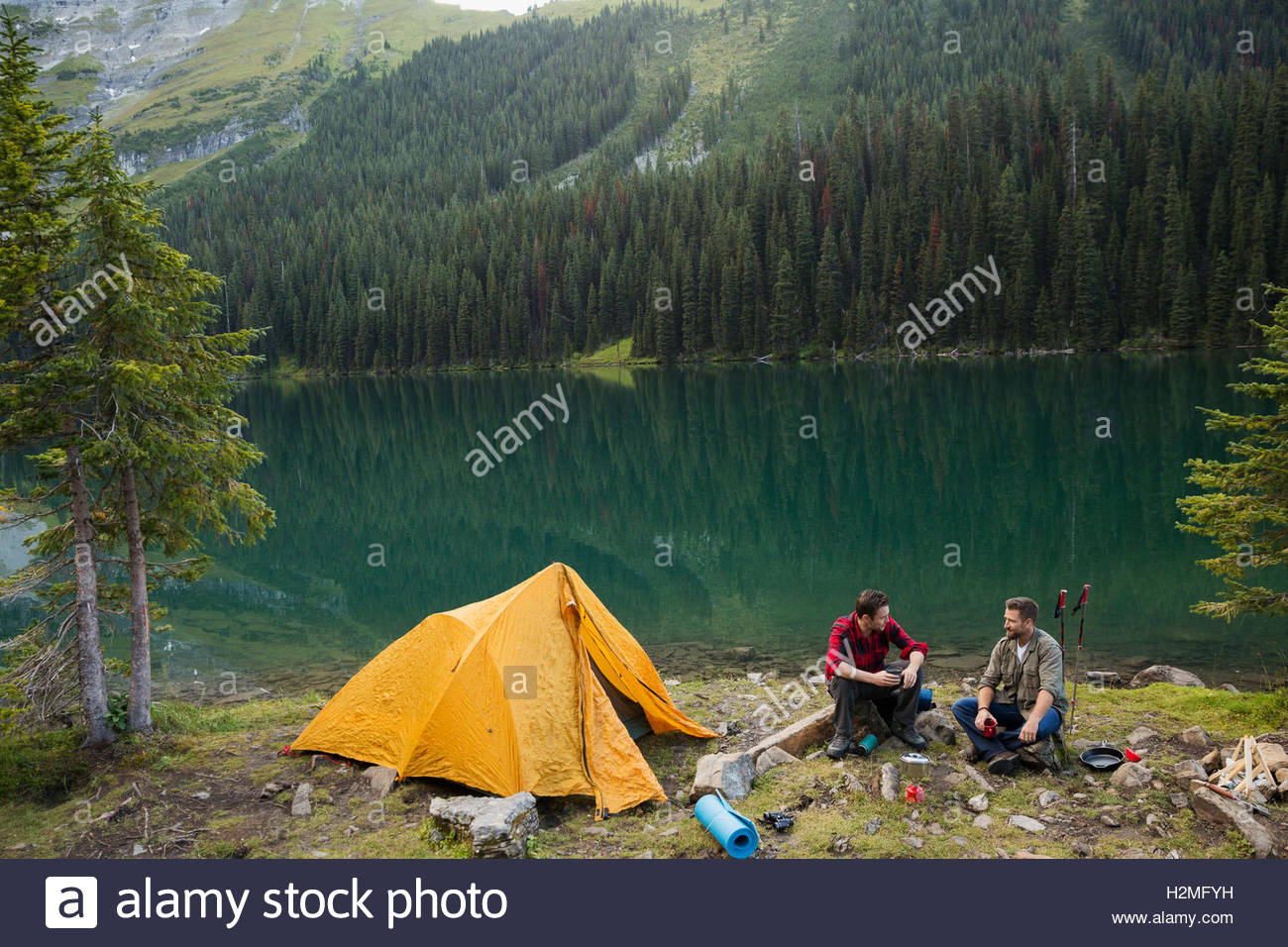 Amigos varones Camping Camping Lago remoto Foto de stock